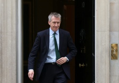 Le ministre britannique de la Défense Dan jarvis à la sortie du 10 Downing Street à Londres, le 12 juin 2026 - © AFP - Toby Shepheard Le ministre britannique de la Défense Dan jarvis à la sortie du 10 Downing Street à Londres, le 12 juin 2026 - © AFP - Toby Shepheard