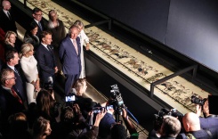 Le roi Charles III et la reine Camilla du Royaume-Uni, aux côtés du président français Emmanuel Macron et de son épouse Brigitte, assistent à une présentation en avant-première de l'exposition sur la tapisserie de Bayeux au British Museum de Londres, le 2 septembre 2026 - © POOL/AFP - Richard Pohle Le roi Charles III et la reine Camilla du Royaume-Uni, aux côtés du président français Emmanuel Macron et de son épouse Brigitte, assistent à une présentation en avant-première de l'exposition sur la tapisserie de Bayeux au British Museum de Londres, le 2 septembre 2026 - © POOL/AFP - Richard Pohle