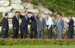 (g-d) Le ministre britannique Tony Blair, le président français Jacques Chirac, le Premier ministre canadien Jean Chrétien, le président russe Vladimir Poutine, le chancelier allemand Gerhard Schröder, le président grec en exercice du Conseil européen Konstantinos Simitis et le Premier ministre japonais Junichiro Koizumi dans les jardins de l'Hôtel Royal à Évian, le 3 juin 2003 - © AFP/Archives - PATRICK KOVARIK (g-d) Le ministre britannique Tony Blair, le président français Jacques Chirac, le Premier ministre canadien Jean Chrétien, le président russe Vladimir Poutine, le chancelier allemand Gerhard Schröder, le président grec en exercice du Conseil européen Konstantinos Simitis et le Premier ministre japonais Junichiro Koizumi dans les jardins de l'Hôtel Royal à Évian, le 3 juin 2003 - © AFP/Archives - PATRICK KOVARIK