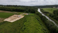 Vue aérienne d'un chantier de fouilles dans le cadre du futur canal Seine-Nord Europe, où des tombes mérovingiennes ont été découvertes, le 2 juin 2026 à Etricourt-Manancourt, dans la Somme - © AFP - Pierre BEAUVILLAIN Vue aérienne d'un chantier de fouilles dans le cadre du futur canal Seine-Nord Europe, où des tombes mérovingiennes ont été découvertes, le 2 juin 2026 à Etricourt-Manancourt, dans la Somme - © AFP - Pierre BEAUVILLAIN