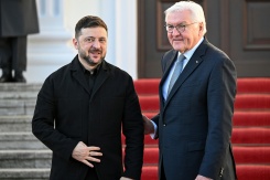 Le président allemand Frank-Walter Steinmeier (d) accueille le président ukrainien Volodymyr Zelensky au palais présidentiel de Bellevue, le 15 décembre 2025 à Berlin - © AFP - RALF HIRSCHBERGER Le président allemand Frank-Walter Steinmeier (d) accueille le président ukrainien Volodymyr Zelensky au palais présidentiel de Bellevue, le 15 décembre 2025 à Berlin - © AFP - RALF HIRSCHBERGER