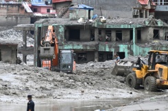 Une pelleteuse déblaie la boue et les gravats après la crue destructrice qui a fait plus de 600 morts à la frontière entre le Népal et la Chine, le 29 août 2026 à Trishuli, dans le district népalais de Nuwakot   - © AFP - Arun SANKAR