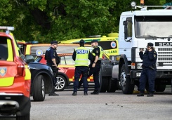  Des policiers sur les lieux où un agresseur armé d'une épée a blessé plusieurs personnes dans un lycée à Fagersta, dans le centre de la Suède, le 21 août 2026 - © TT NEWS AGENCY/AFP - Fredrik SANDBERG