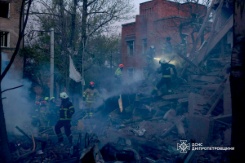 Photo prise et diffusée par le Service d'État des situations d'urgence de l'Ukraine, le 25 avril 2026, montrant des secouristes dans les décombres d'un immeuble résidentiel après une attaque russe à Dnipro, dans le centre-est du pays  - © State Emergency Service of Ukraine/AFP - Handout