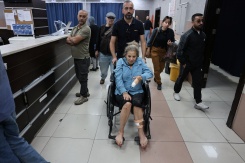 La journaliste américaine Heidi Levine aux urgences d'un hôpital de Ramallah, en Cisjordanie, après son agression par des colons israéliens le 16 octobre 2026 - © AFP - AHMAD GHARABLI
