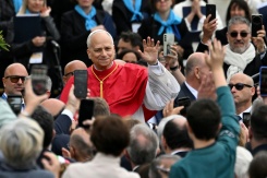 Le pape Léon XIV salue la foule lors d'une visite pastorale, le 8 mai 2026 à Pompéi, dans le sud de l'Italie  - © AFP - Andreas SOLARO