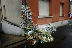 Des fleurs déposées en hommage à Matisse à l'endroit où l'adolescent a été tué, le 4 mai 2024 à Châteauroux - © AFP - Guillaume SOUVANT