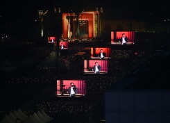 Des fans de BTS regardent le concert marquant le retour du groupe de K-pop sur des écrans installés à Séoul, le 21 mars 2026 - © AFP - Jung Yeon-je
