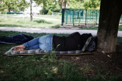 Une personne se repose à l'ombre dans un parc le 29 mai 2026 à Paris lors d'une vague de chaleur - © AFP - SIMON WOHLFAHRT Une personne se repose à l'ombre dans un parc le 29 mai 2026 à Paris lors d'une vague de chaleur - © AFP - SIMON WOHLFAHRT