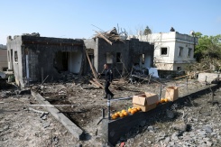 Un policier israélien sur les lieux d'une attaque à la roquette à Zarzir, dans le nord d'Israël, le 13 mars 2026  - © AFP - Odd ANDERSEN