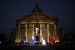 Un portrait de l'historien et résistant Marc Bloch orne la façade du Panthéon avant la cérémonie de son entrée au monument aux côtés de son épouse Simonne Bloch, le 23 juin 2026 à Paris - © POOL/AFP - Yoan VALAT Un portrait de l'historien et résistant Marc Bloch orne la façade du Panthéon avant la cérémonie de son entrée au monument aux côtés de son épouse Simonne Bloch, le 23 juin 2026 à Paris - © POOL/AFP - Yoan VALAT
