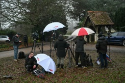 Des journalistes intallés devant l'entrée de la résidence de l'ex-prince Andrew le 19 février 2026 à Sandringham dans l'est de l'Angleterre - © AFP - JUSTIN TALLIS Des journalistes intallés devant l'entrée de la résidence de l'ex-prince Andrew le 19 février 2026 à Sandringham dans l'est de l'Angleterre - © AFP - JUSTIN TALLIS