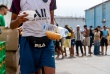 Des bénévoles de l'ONG Luna Blanca distribu - © AFP