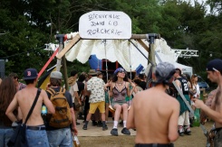 Des participants à une free party sur un site militaire à Cornusse, près de Bourges, le 2 mai 2026 - © AFP - Kenzo TRIBOUILLARD