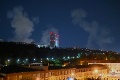 De la fumée s'élève après des frappes de missiles lancés par la Russie, à Kiev, en Ukraine, le 19 août 2026 - © AFP - Sergei SUPINSKY De la fumée s'élève après des frappes de missiles lancés par la Russie, à Kiev, en Ukraine, le 19 août 2026 - © AFP - Sergei SUPINSKY