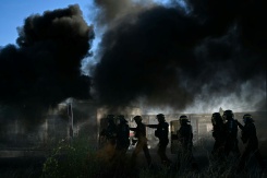 Des CRS interviennent pour lever le blocage par des pêcheurs du dépôt pétrolier de Frontignan, près de Sète, le 16 septembre 2026 - © AFP - Gabriel BOUYS Des CRS interviennent pour lever le blocage par des pêcheurs du dépôt pétrolier de Frontignan, près de Sète, le 16 septembre 2026 - © AFP - Gabriel BOUYS