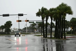 Un automobiliste circule dans une rue déserte à Pensacola Beach à l'approche de l'ouragan Isaias, le 9 octobre 2026 en Floride - © AFP - RONALDO SCHEMIDT