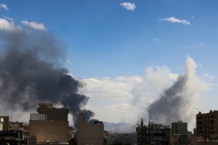 Des nuages de fumée s'élèvent de plusieurs quartiers de Téhéran après des explosions, le 1er mars 2026 - © AFP - ATTA KENARE Des nuages de fumée s'élèvent de plusieurs quartiers de Téhéran après des explosions, le 1er mars 2026 - © AFP - ATTA KENARE