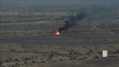 Cette capture d'une vidéo publiée par le centre médiatique Ansarullah le 10 octobre 2026 montre ce qu'il présente comme un incendie provoqué par une frappe de drone contre les forces gouvernementales yéménites - © ANSARULLAH MEDIA CENTRE/AFP - - Cette capture d'une vidéo publiée par le centre médiatique Ansarullah le 10 octobre 2026 montre ce qu'il présente comme un incendie provoqué par une frappe de drone contre les forces gouvernementales yéménites - © ANSARULLAH MEDIA CENTRE/AFP - -