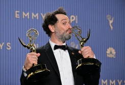 Matthew Rhys reçoit ses deux Emmy Awards au Peacock Theatre de Los Angeles, le 14 septembre 2026 - © AFP - Frederic J. Brown Matthew Rhys reçoit ses deux Emmy Awards au Peacock Theatre de Los Angeles, le 14 septembre 2026 - © AFP - Frederic J. Brown