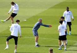 Le coach Luis Enrique dirige la séance d'entraînement de veille de match contre le Bayern, au Campus PSG de Poissy, le 27 avril 2026   - © AFP - FRANCK FIFE