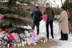 Des Canadiens amènent des fleurs à Tumbler Ridge, Canada, le 12 février 2026 - © AFP - Paige Taylor White