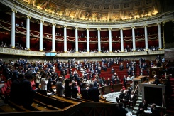 Les députés applaudissent à l'annonce de la libération et du retour en France de Cécile Kohler et Jacques Paris, le 7 avril 2026, à l'Assemblée nationale, à Paris - © AFP - JULIEN DE ROSA