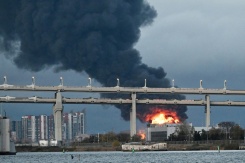 Un terminal pétrolier en feu à Saint-Pétersbourg après des attaque de drones ukrainiens, le 18 octobre 2026 en Russie - © AFP - STRINGER Un terminal pétrolier en feu à Saint-Pétersbourg après des attaque de drones ukrainiens, le 18 octobre 2026 en Russie - © AFP - STRINGER