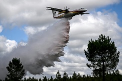 Un avion bombardier d'eau Dash Q400-MR à Saint-Aubin-de-Medoc, en Gironde, le 3 juillet 2026 - © AFP - Christophe ARCHAMBAULT Un avion bombardier d'eau Dash Q400-MR à Saint-Aubin-de-Medoc, en Gironde, le 3 juillet 2026 - © AFP - Christophe ARCHAMBAULT