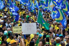 Des partisans de Flavio Bolsonaro, candidat du Parti libéral (PL) à la présidentielle, participent à un rassemblement à São Paulo, le 18 octobre 2026 au Brésil, avant le second tour de l'élection - © AFP - Miguel SCHINCARIOL Des partisans de Flavio Bolsonaro, candidat du Parti libéral (PL) à la présidentielle, participent à un rassemblement à São Paulo, le 18 octobre 2026 au Brésil, avant le second tour de l'élection - © AFP - Miguel SCHINCARIOL