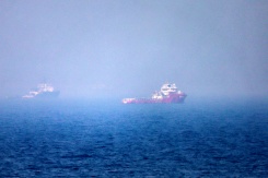 Un navire croise dans le détroit d'Ormuz, au large des côtes des Emirats arabes unis, à Khor Fakkan, le 13 juillet 2026. - © AFP - -