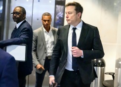 Elon Musk arrive au tribunal fédéral d'Oakland, en Californie, le 30 avril 2026  - © AFP/Archives - JOSH EDELSON
