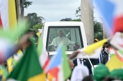 Le pape salue la foule depuis la papamobile à son arrivée à Mongomo, en Guinée équatoriale, le 22 avril 2026 - © AFP - Alberto PIZZOLI