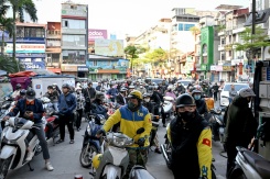 Des motocyclistes font la queue pour faire le plein d'essence dans une station-service à Hanoï, le 10 mars 2026 au Vietnam - © AFP - Nhac NGUYEN