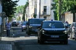 Un convoi de police arrive au palais de justice, le 15 juillet 2026 à Agen, pour une audience de Jérôme Barella, soupçonné du meurtre de la collégienne Lyhanna - © AFP - Lionel BONAVENTURE Un convoi de police arrive au palais de justice, le 15 juillet 2026 à Agen, pour une audience de Jérôme Barella, soupçonné du meurtre de la collégienne Lyhanna - © AFP - Lionel BONAVENTURE