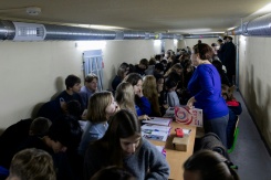 Oreste et ses camarades de classe étudient dans un abri lors d’une alerte aérienne à Kiev, le 13 octobre 2026 en Ukraine - © AFP - Tetiana DZHAFAROVA Oreste et ses camarades de classe étudient dans un abri lors d’une alerte aérienne à Kiev, le 13 octobre 2026 en Ukraine - © AFP - Tetiana DZHAFAROVA