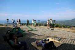 Des ornithologues amateurs et des bénévoles de l'organisation Batumi Raptor Count (BRC) observent des rapaces qui migrent par le "goulot d’étranglement de Batoumi", le 22 septembre 2026 à Sakhalvasho, en Géorgie - © AFP - Giorgi ARJEVANIDZE Des ornithologues amateurs et des bénévoles de l'organisation Batumi Raptor Count (BRC) observent des rapaces qui migrent par le "goulot d’étranglement de Batoumi", le 22 septembre 2026 à Sakhalvasho, en Géorgie - © AFP - Giorgi ARJEVANIDZE