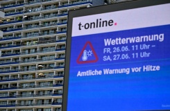 Un panneau d'information alerte sur la chaleur à Berlin le 26 juin 2026 - © AFP - Tobias SCHWARZ