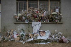 Des fleurs et des messages déposés devant un silo agricole où a été retrouvé le corps de la collégienne Lyhanna, le 16 juin 2026 à Puycasquier, dans le Gers - © AFP/Archives - Ed JONES Des fleurs et des messages déposés devant un silo agricole où a été retrouvé le corps de la collégienne Lyhanna, le 16 juin 2026 à Puycasquier, dans le Gers - © AFP/Archives - Ed JONES