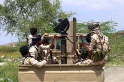 Des forces gouvernementales yéménites soutenues par l'Arabie saoudite dans un camion militaire sur le front de Jabal Han, à l'ouest de la ville de Taëz, le 3 octobre 2026 - © AFP - Ahmad AL-BASHA