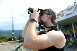 L’ornithologue néerlandais Bart Hoekstra, coprésident de l'organisation Batumi Raptor Count (BRC), observent des rapaces qui migrent par le "goulot d’étranglement de Batoumi", le 22 septembre 2026 à Sakhalvasho, en Géorgie - © AFP - Giorgi ARJEVANIDZE L’ornithologue néerlandais Bart Hoekstra, coprésident de l'organisation Batumi Raptor Count (BRC), observent des rapaces qui migrent par le "goulot d’étranglement de Batoumi", le 22 septembre 2026 à Sakhalvasho, en Géorgie - © AFP - Giorgi ARJEVANIDZE