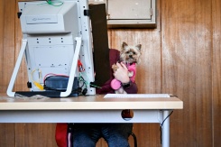 Une électrice vote en compagnie de son chien, le 19 avril 2026 à Sofia - © AFP - Dimitar KYOSEMARLIEV