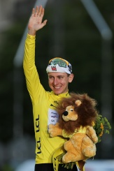 Le maillot jaune slovène Tadej Pogacar tout sourire sur le podium pour célébrer son cinquième sacre au Tour de France à l'issue de la 21e et dernière étape de l'édition 2026 à Paris le 26 juillet 2026 - © AFP - Anne-Christine POUJOULAT Le maillot jaune slovène Tadej Pogacar tout sourire sur le podium pour célébrer son cinquième sacre au Tour de France à l'issue de la 21e et dernière étape de l'édition 2026 à Paris le 26 juillet 2026 - © AFP - Anne-Christine POUJOULAT