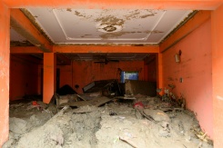 La pièce d'une habitation remplie de boue après la crue destructrice qui a fait au moins 633 morts à la frontière entre le Népal et la Chine, le 29 août 2026 à Devighat, dans le district népalais de Nuwakot   - © AFP - Manan VATSYAYANA