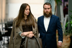 Sheina Gutnick, dont le père a été tué dans l'attentat de Bondi, arrive pour la première audience publique de la commission royale fédérale, le 4 mai 2026 à Sydney - © AFP - GEORGE CHAN