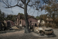 Une voiture calcinée devant une maison détruite par l'incendie, au Porge, dans le sud-ouest de la France, le 31 juillet 2026 - © AFP - Ed JONES Une voiture calcinée devant une maison détruite par l'incendie, au Porge, dans le sud-ouest de la France, le 31 juillet 2026 - © AFP - Ed JONES