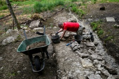 Un archéologue travaille sur le site de fouilles du sanctuaire dédié à la déesse Sequana, à la source de la Seine à Source-Seine, en Côte-d'Or le 8 juin 2026 - © AFP - ARNAUD FINISTRE