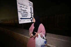 Une Marocaine attend des nouvelles d'un proche ayant traversé la frontière vers l'enclave espagnole de Ceuta, près de Fnideq, le 1er août 2026 - © AFP - Abdel Majid BZIOUAT