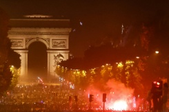 Des supporters du PSG réunis sur les Champs-Elysées dans la nuit après la victoire en finale de la Ligue des champions, le 30 mai 2026 à Paris - © AFP - ROMEO BOETZLE Des supporters du PSG réunis sur les Champs-Elysées dans la nuit après la victoire en finale de la Ligue des champions, le 30 mai 2026 à Paris - © AFP - ROMEO BOETZLE