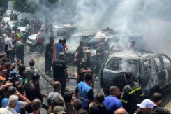 Des secouristes et des habitants sur le site d'une frappe aérienne israélienne qui a touché une voiture à Saïda, le 10 juin 2026 au Liban - © AFP - Mahmoud ZAYYAT Des secouristes et des habitants sur le site d'une frappe aérienne israélienne qui a touché une voiture à Saïda, le 10 juin 2026 au Liban - © AFP - Mahmoud ZAYYAT